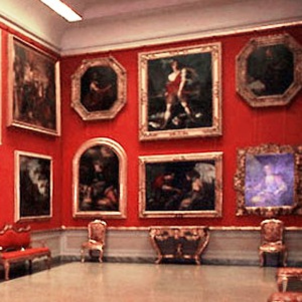Lucca (LU)
La pinacoteca  e Museo con opere d'arte e mobile d'epoca..